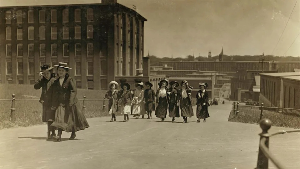 Textile workers in 1909 are seen outside the Amoskeag Manufacturing Company in Manchester, NH, where many French Canadians worked.