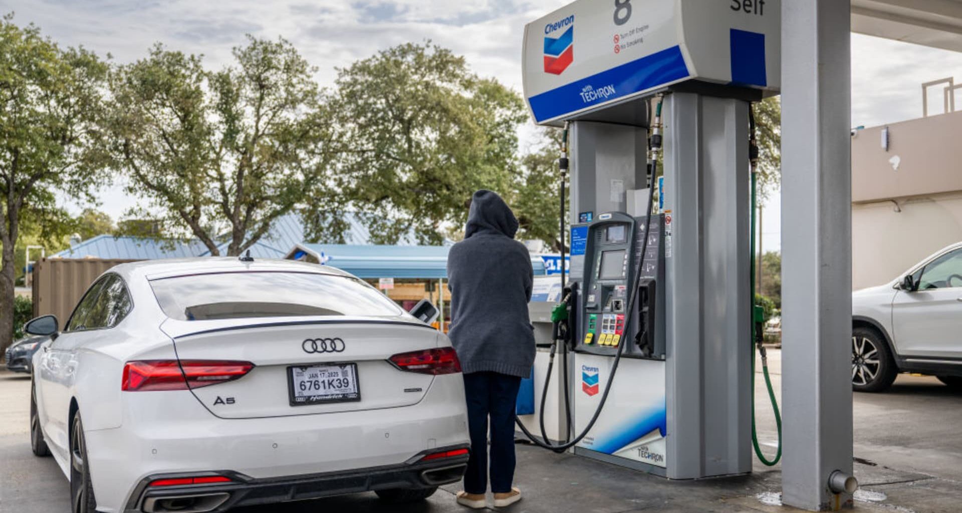 Iran war disrupts oil prices; consumers may be 'hammered': economist