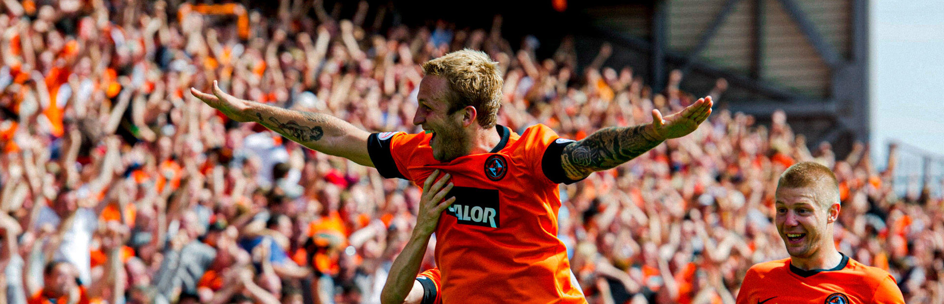 JOHNNY RUSSELL MAKES STUNNING RETURN TO TANNADICE