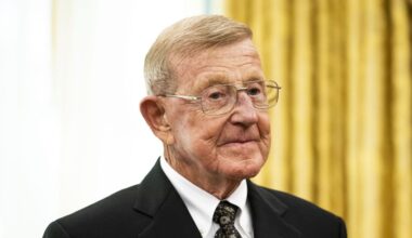 Lou Holtz, coaching legend who led Notre Dame to title, dies