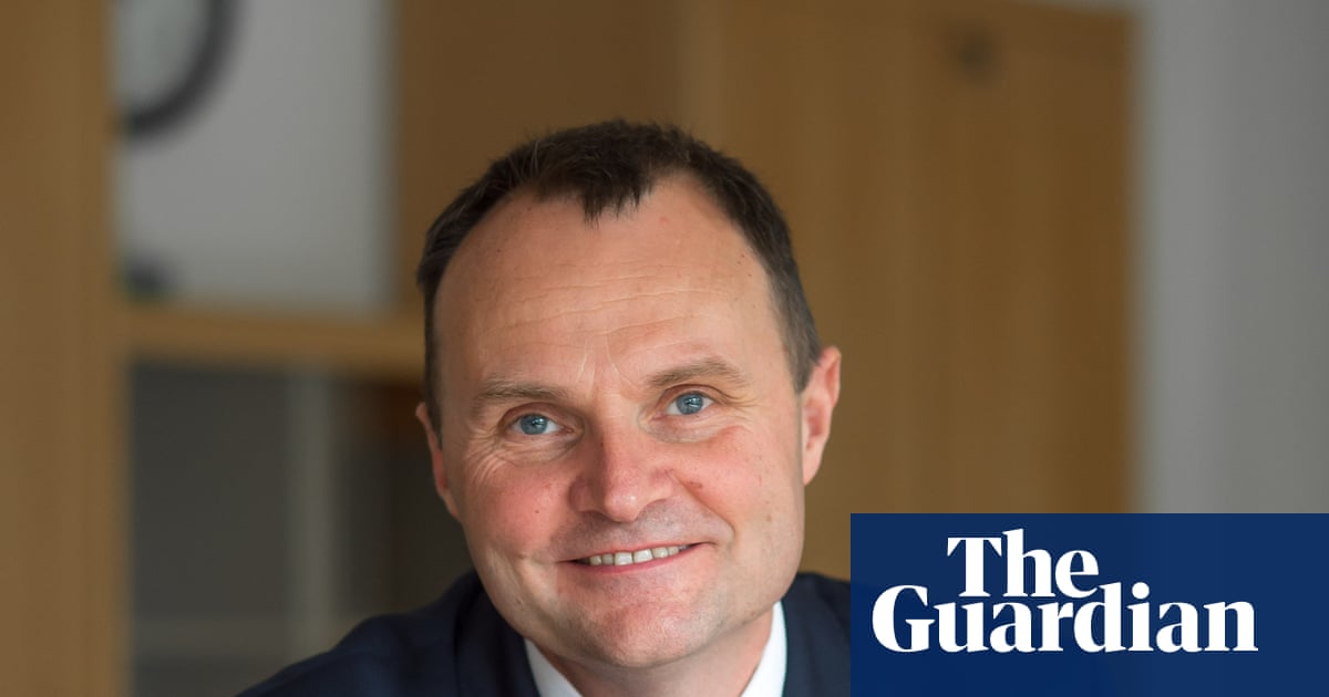 Vice-chancellor calls for review into student loans for those without A-levels | Higher education