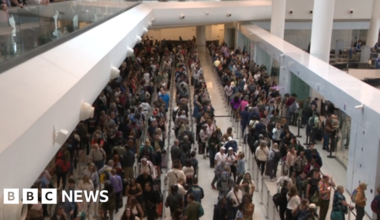 Thousands face hours-long security queues at Houston and New Orleans airports - BBC