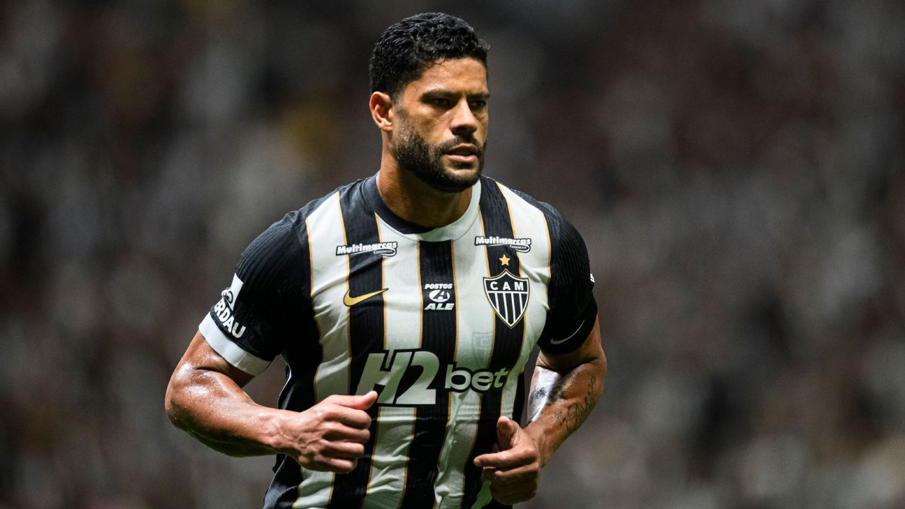 Hulk one of 23 players sent off in mass brawl in Brazil final