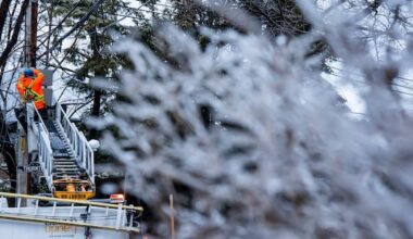 Hundreds of thousands without power, more school closures in Quebec following storm