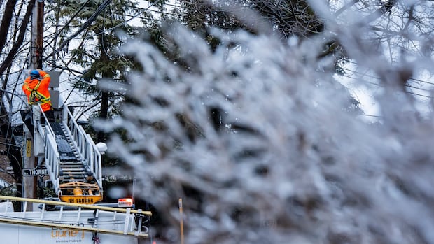 Hundreds of thousands without power, more school closures in Quebec following storm