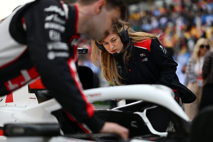 Laura Mueller, Race Engineer, Haas F1 on the grid
