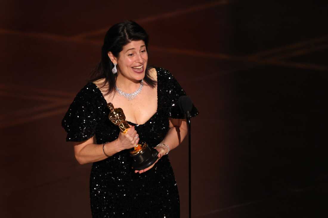 Cassandra Kulukundis holds her Oscar for achievement in casting for one One Battle After Another.