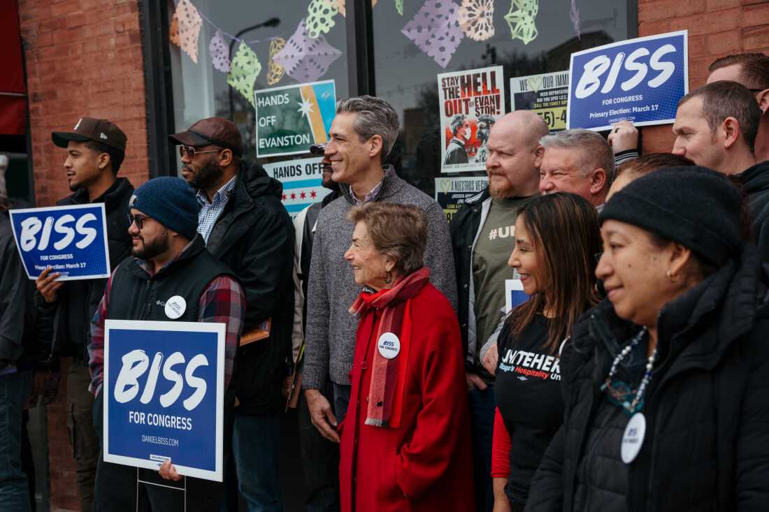 Volunteers, many of them union members, gather with U.S. Rep. Jan Schakowsky and Evanston Mayor Daniel Biss for a group photo