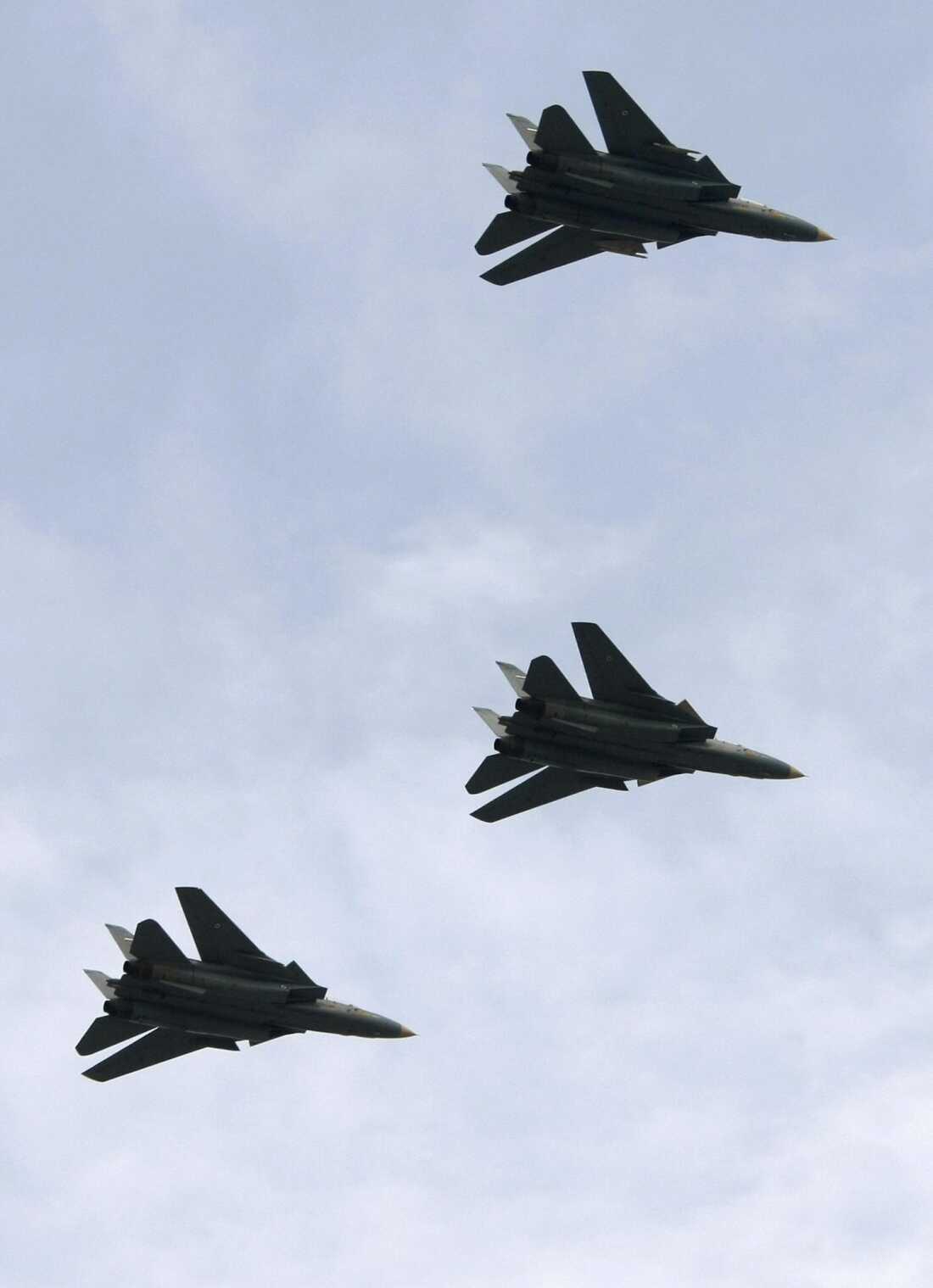 Iran's F-14 fighter jets fly during the annual army day military parade in Tehran on April 17, 2008.