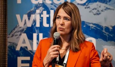 Smith-Carney pipeline deal to miss early deadlines, premier says