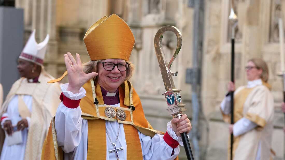 Sarah Mullally waves as she leaves after the Enthronement Ceremony installing her as archbishop of Canterbury in Canterbury, England, Wednesday, March 25, 2026, the first woman ever to lead the Church of England. t)