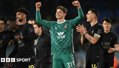 Sunderland players celebrate winning at Leeds