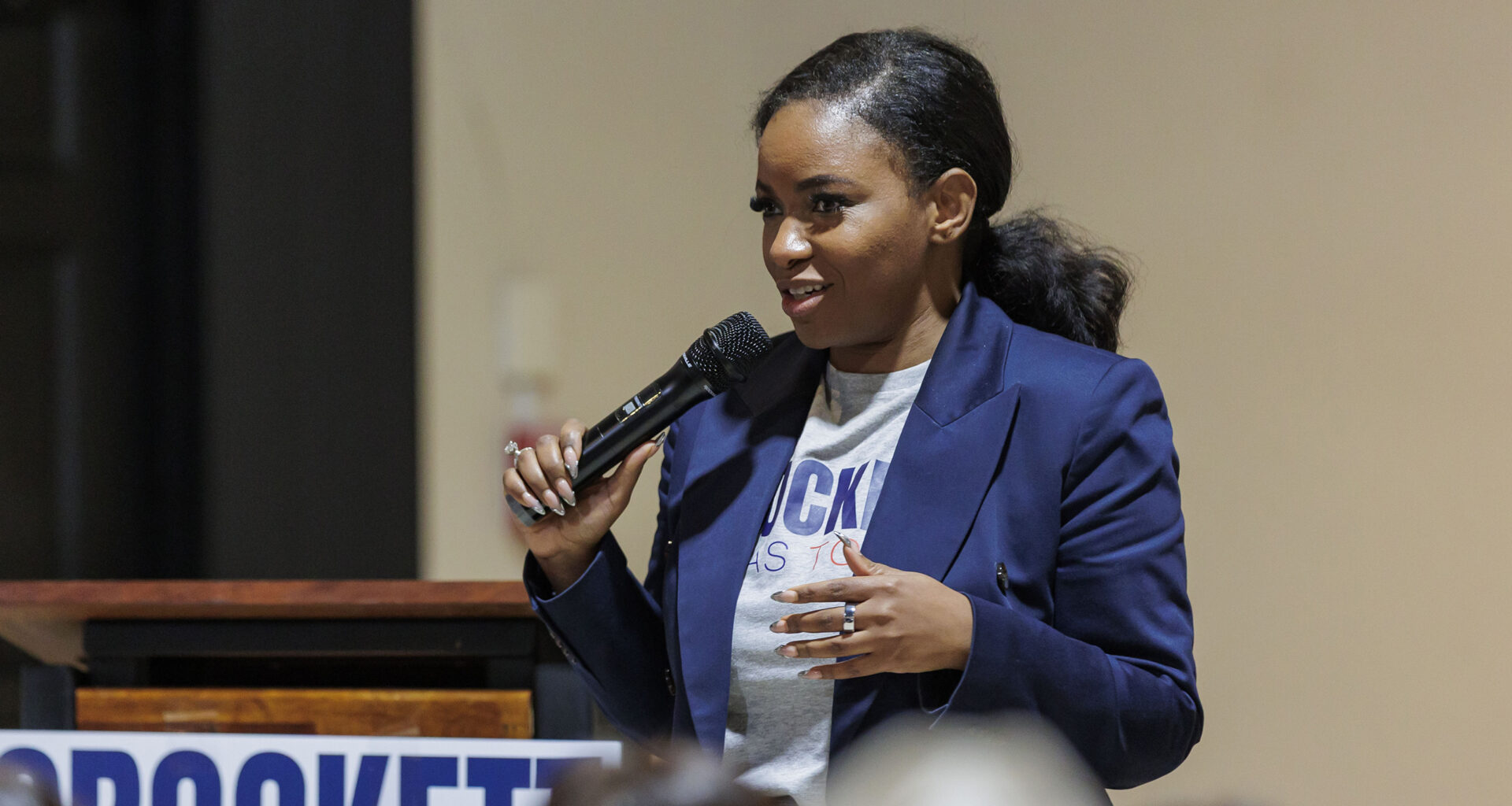 Crockett confirms security member died in Dallas police standoff