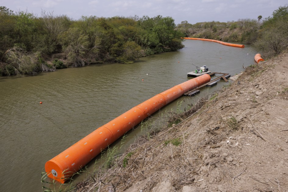 Feds plan to put 536 miles of floating barriers on Rio Grande