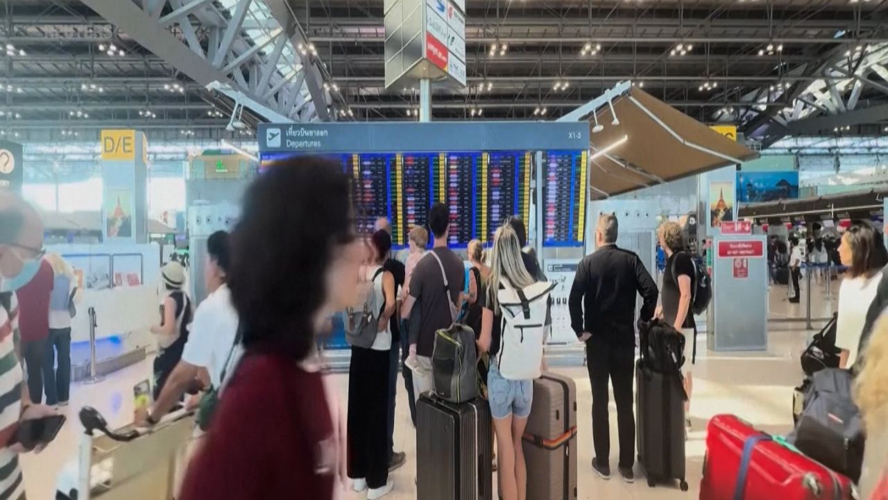 22411765 - Tourists stranded.00_00_16_07.Still001.jpg