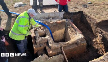 Describe in some detail what's shown in the pic. Add copyright and whether we can syndicate.