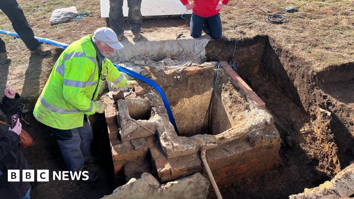 Describe in some detail what's shown in the pic. Add copyright and whether we can syndicate.