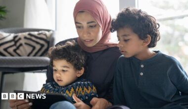 Infographic showing brain growth from birth to age seven, with silhouettes illustrating increasing brain size as a percentage of adult brain weight: 25% at birth, 70% at age one, 85% at age three, 92% at age five, and 95% at age seven. Below, four illustrated panels highlight potential associations between higher screen time and early‑years development: delayed language development, emotional and behavioural issues, slower thinking and understanding, and sleep difficulties. A note explains that some studies show mixed results. Source: I-LABS, University of Washington, and Early Years Screen Time Advisory Group.