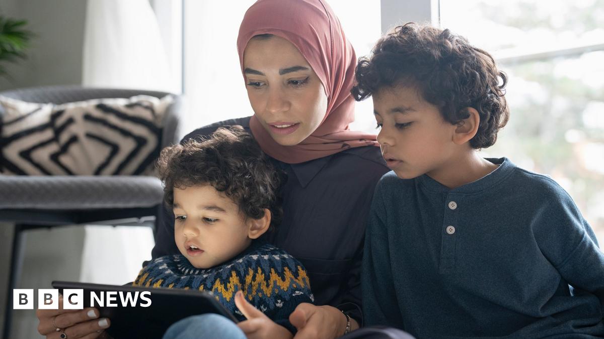 Infographic showing brain growth from birth to age seven, with silhouettes illustrating increasing brain size as a percentage of adult brain weight: 25% at birth, 70% at age one, 85% at age three, 92% at age five, and 95% at age seven. Below, four illustrated panels highlight potential associations between higher screen time and early‑years development: delayed language development, emotional and behavioural issues, slower thinking and understanding, and sleep difficulties. A note explains that some studies show mixed results. Source: I-LABS, University of Washington, and Early Years Screen Time Advisory Group.