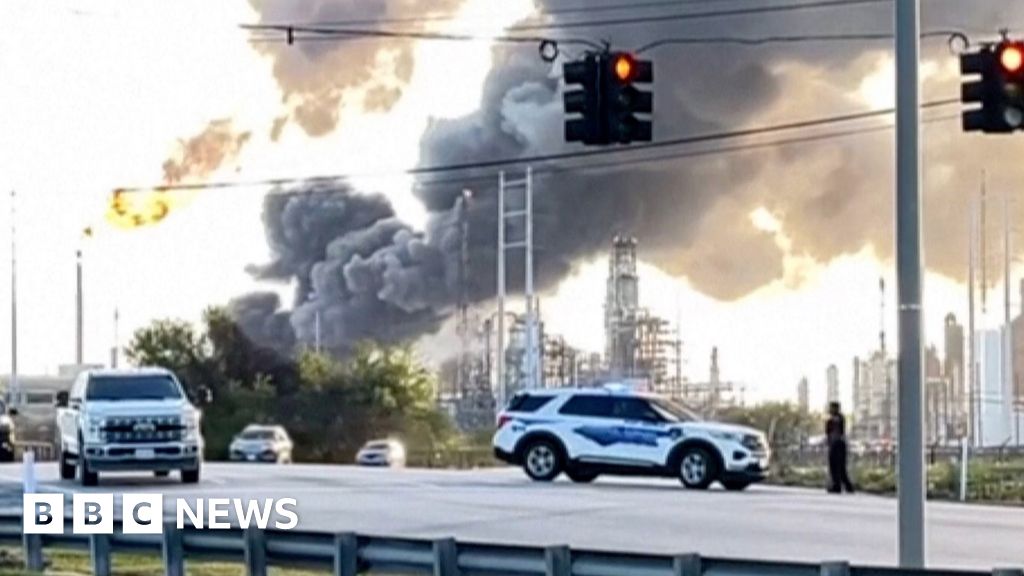 Fire at Texas oil refinery creates huge smoke plume