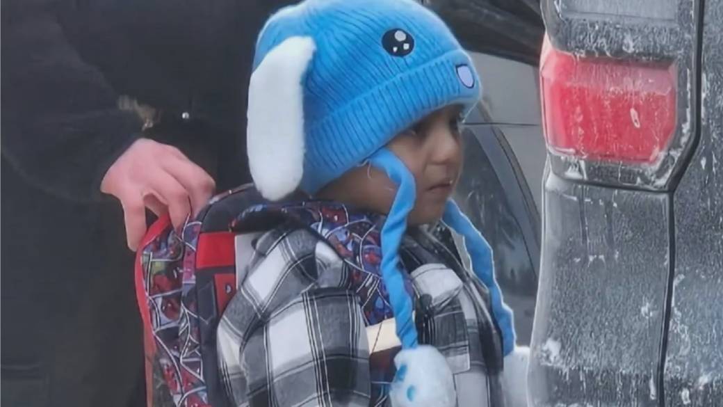 Click to play video: 'ICE detains 5-year-old Minnesota boy arriving home from school'