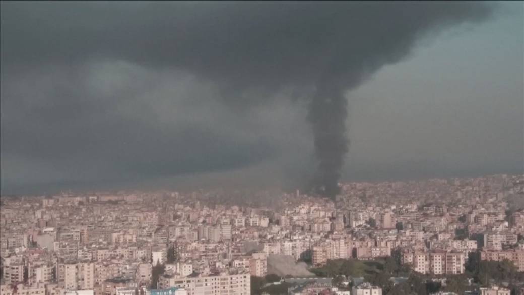 Click to play video: 'War in Middle East escalates as Iran strikes U.S. bases, embassies'