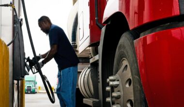 Oil prices plunge after U.S. official says Navy escorted oil ship