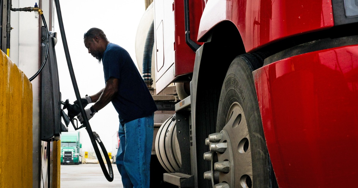 Oil prices plunge after U.S. official says Navy escorted oil ship