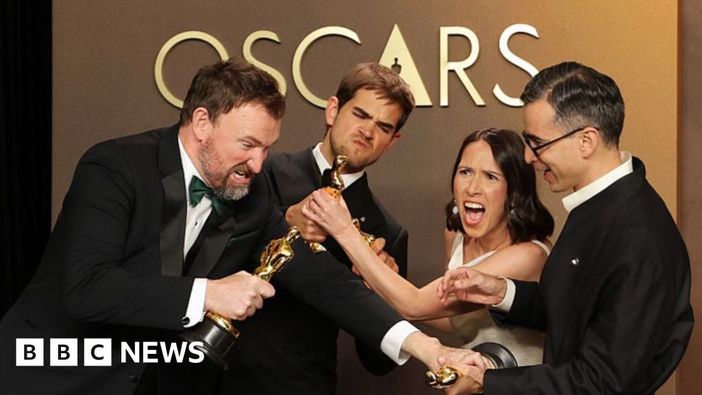 'It's a tie, I'm not joking' - unusual Oscars moment sees two films share award - BBC