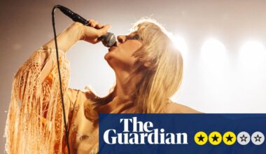 Teeth ’n’ Smiles review – Self Esteem makes a mesmeric rock star but the drama doesn’t dazzle | Theatre