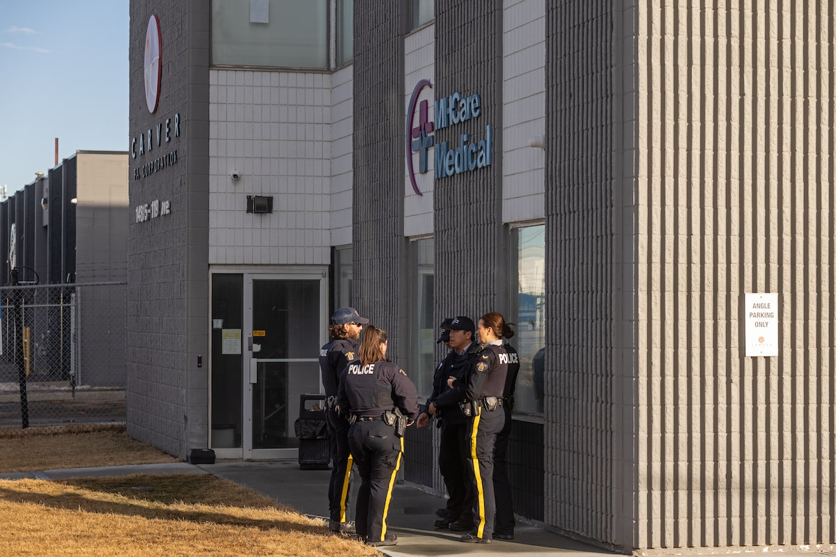 Danielle Smith defends government after RCMP executes search warrants in health care procurement probe