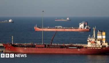 A member of the ground crew works on the top of a US Air Force B1 bomber, at RAF Fairford airbase, used by US Air Force personnel, amid the US–Israeli war with Iran, in Fairford, Gloucestershire.