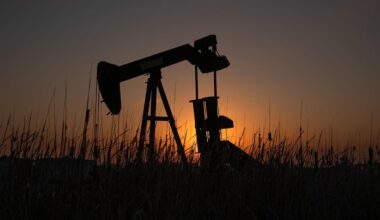 Oil Jumps as War Escalates With Attack on Iran Energy Assets