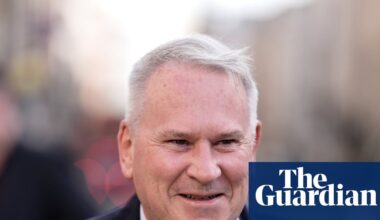 ‘Inconceivable’ Gerry Adams was not involved in IRA bombings, claims former British army commander | Gerry Adams