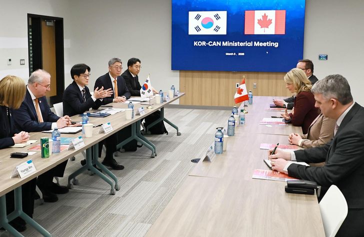 Industry Minister Kim Jung-kwan, third from left, speaks to Canada's Industry Minister Melanie Joly, third from right, during a meeting in Ontario, Canada, Thursday (local time). Courtesy of Ministry of Trade, Industry and Resources