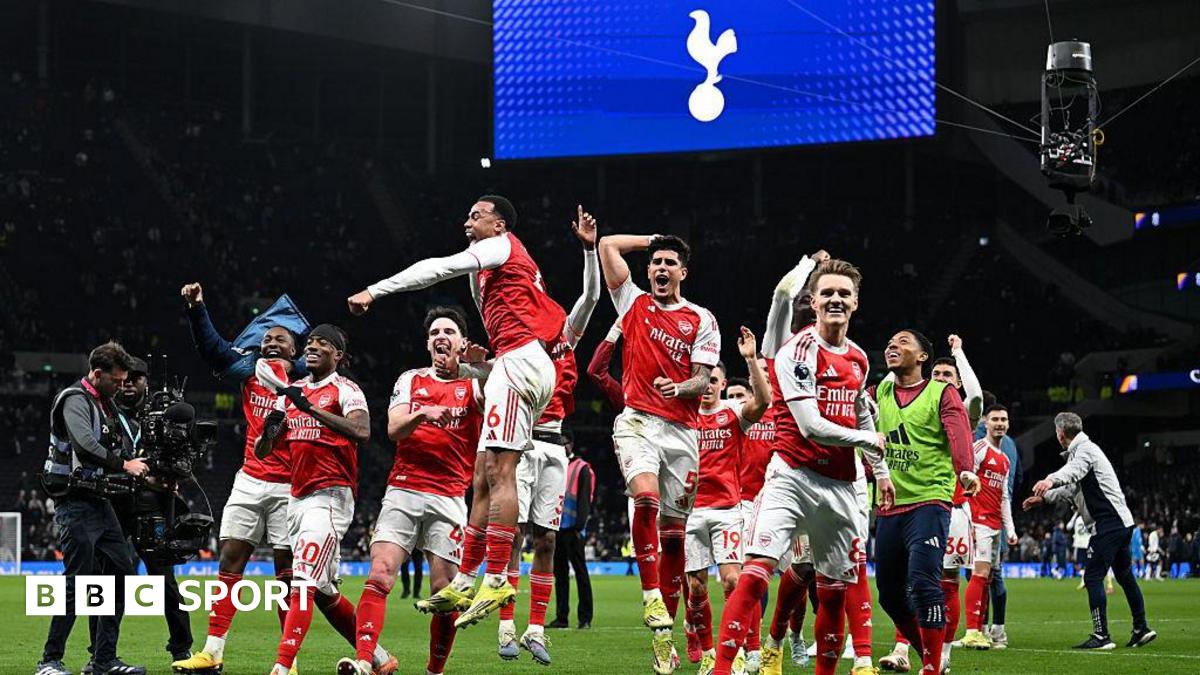 Arsenal players celebrate beating Tottenham