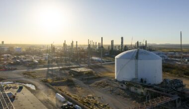 Dow, S&P 500, Nasdaq futures retreat as oil rallies amid Iran war jitters