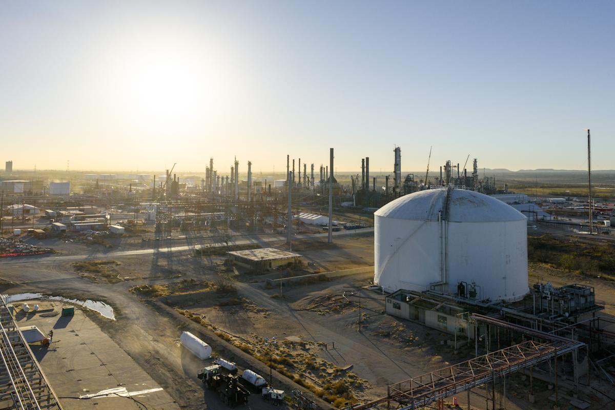 Dow, S&P 500, Nasdaq futures retreat as oil rallies amid Iran war jitters