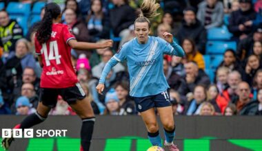 Lauren Hemp playing Manchester United at the Etihad