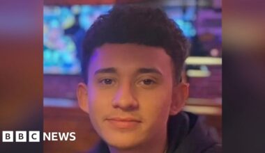 Ruben Ray Martinez: Footage shows US citizen shot by ICE agent in Texas traffic stop - BBC