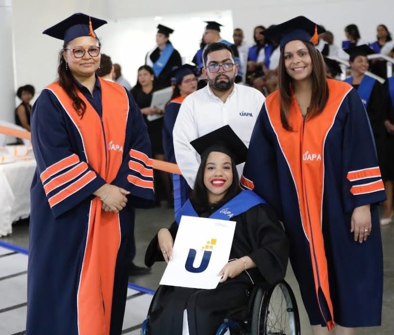 Sidney Peralta receives a degree in industrial psychology from the Open University for Adults.