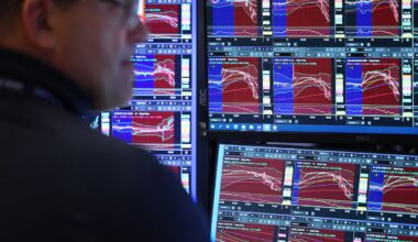 Stock markets today: Major indexes end sharply lower, bond yields surge as traders increase bets for BoC and Fed rate hikes