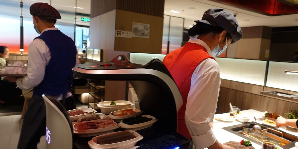 Restaurant Robot Goes on the Fritz, Dances Non-Stop