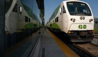 2 people assaulted, pushed off GO train: Toronto police