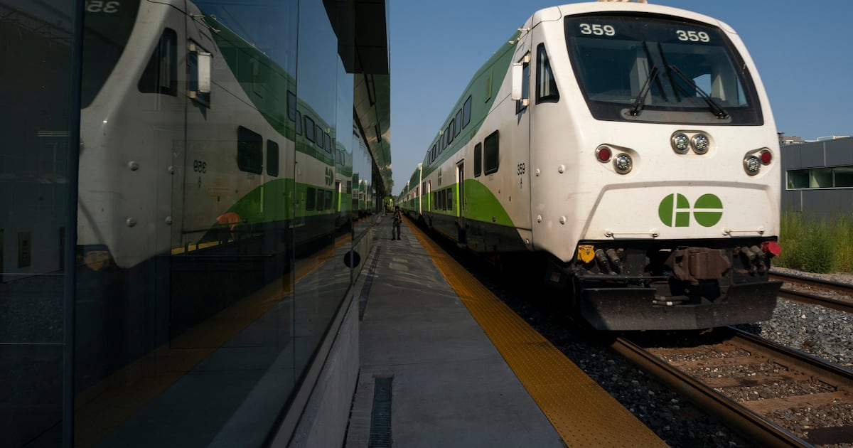 2 people assaulted, pushed off GO train: Toronto police