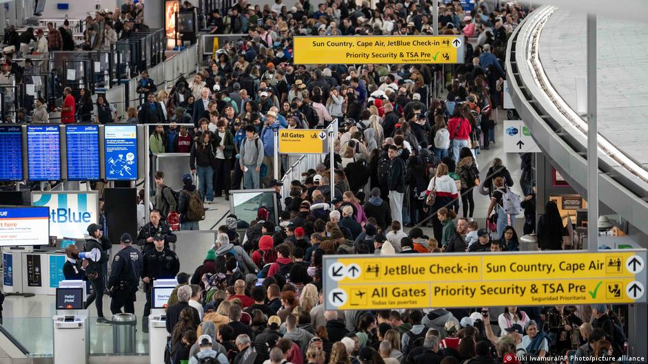 Trump orders ICE agents to airports amid budget standoff