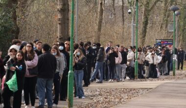 Meningitis B latest: Cases rise again as hundreds of students queue for third day for vaccine