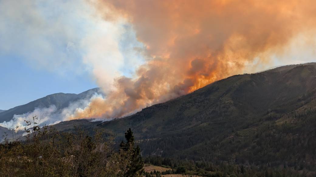 Click to play video: 'Air quality warnings issued Canada-wide as wildfire smoke from Prairies covers nation'