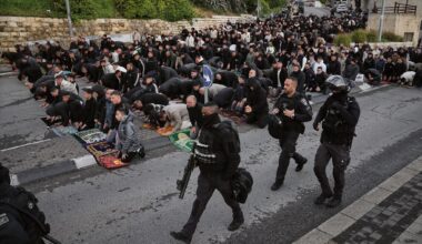 Cops forcefully clear Eid prayers outside Jerusalem's Old City amid Iran war closure