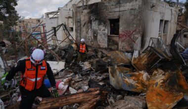 Defense minister threatens to set Iran back decades after Negev cities, Tel Aviv bombarded